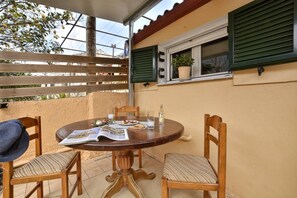 Outdoor dining - Holiday Home 'Erietas' with Mountain View, Wi-Fi and Air Conditioning (ΚΕΡΚΥΡΑ)