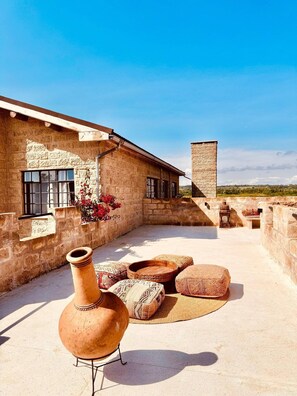 Exterior - Eco 5 Bedroom 5 Bathroom Nanyuki Farm Villa - 2328 (Nanyuki)