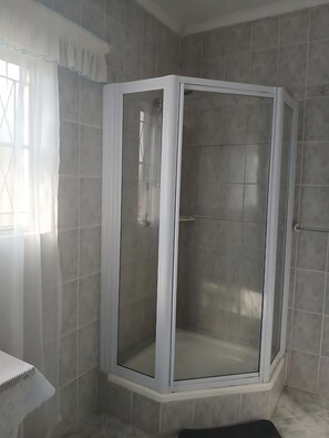 Ducha, toallas y papel higiénico