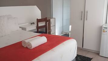 6 bedrooms, iron/ironing board, WiFi, bed sheets