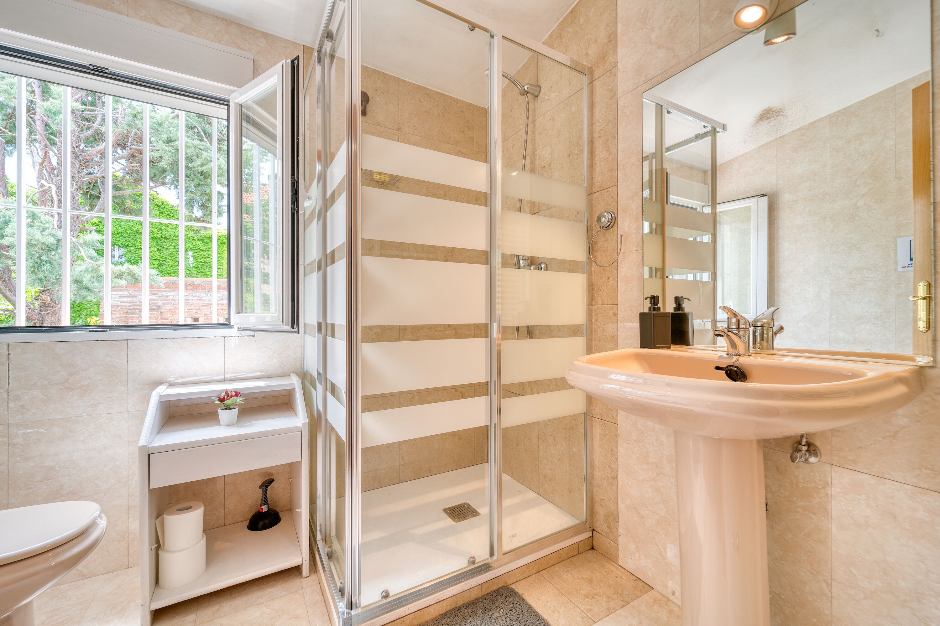 Room, 2 Double Beds | Bathroom