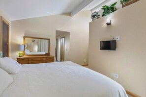 6 bedrooms, desk, WiFi, bed sheets