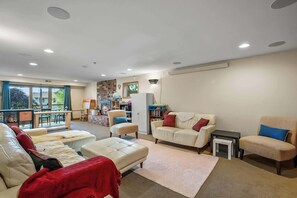 TV, fireplace, offices