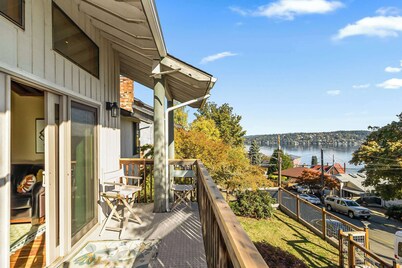 Large Lk Washington View Family Home