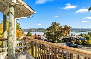 Property grounds - Large Lk Washington View Family Home (Seattle)