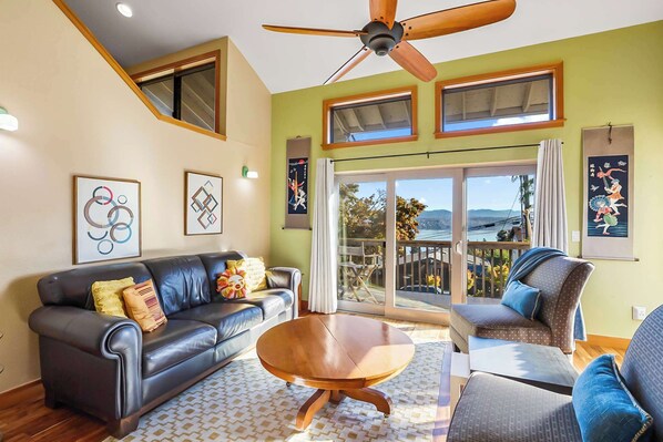 Televisión, chimenea y oficina 