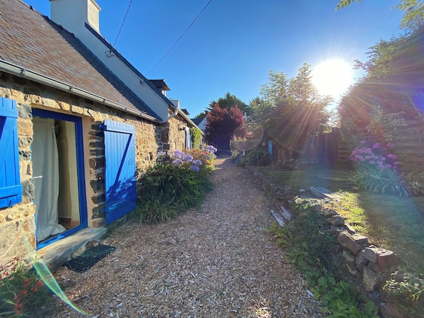 Exterior detail - Breton stone house with garden in absolute nature, surf beaches, GR34 (Crozon)