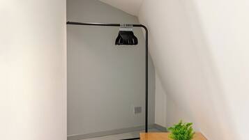 Escritorio, tabla de planchar con plancha, wifi gratis y ropa de cama