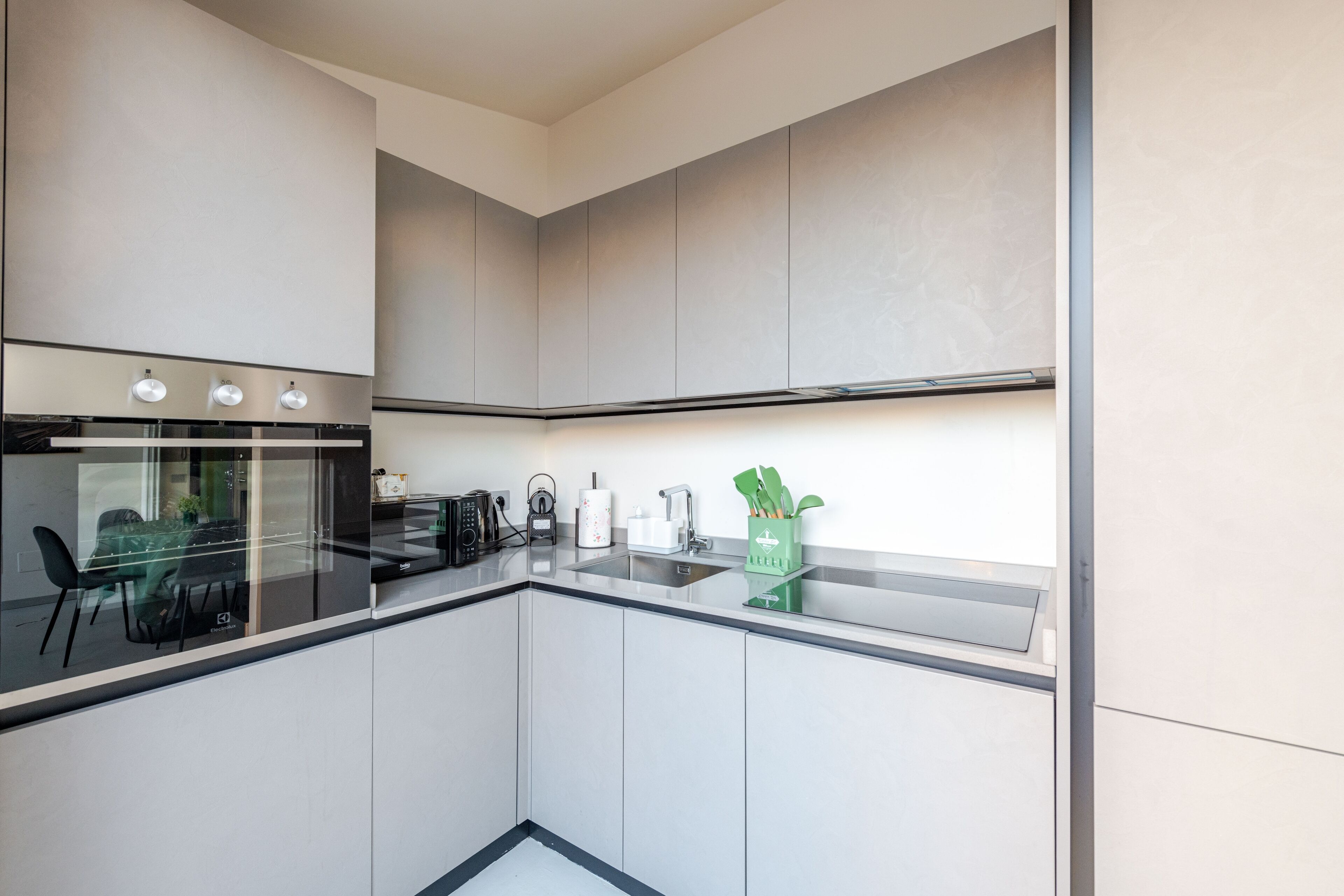 Luxury Apartment | Private kitchen | Oven, dishwasher, toaster, cookware/dishes/utensils