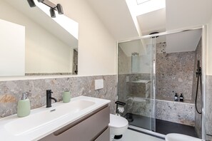 Luxury Apartment | Bathroom | Shower, free toiletries, hair dryer, bidet - Luxury Penthouse 2 Bedooms 2 Bathrooms (Milan)