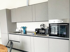 Phòng Suite, quang cảnh thành phố | Bếp riêng | Lò nướng, máy rửa bát, lò nướng bánh mì 