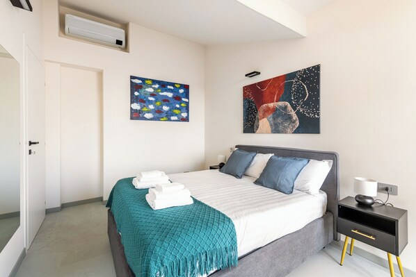 Phòng Suite, quang cảnh thành phố | Bàn, bàn ủi/dụng cụ ủi quần áo, truy cập Internet không dây miễn phí 