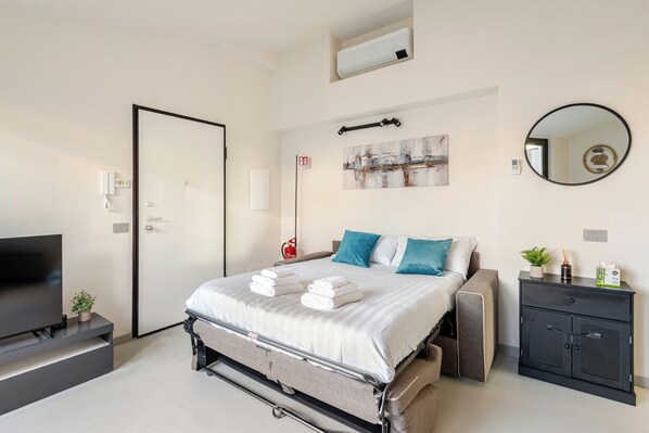 Suite, City View | Living area