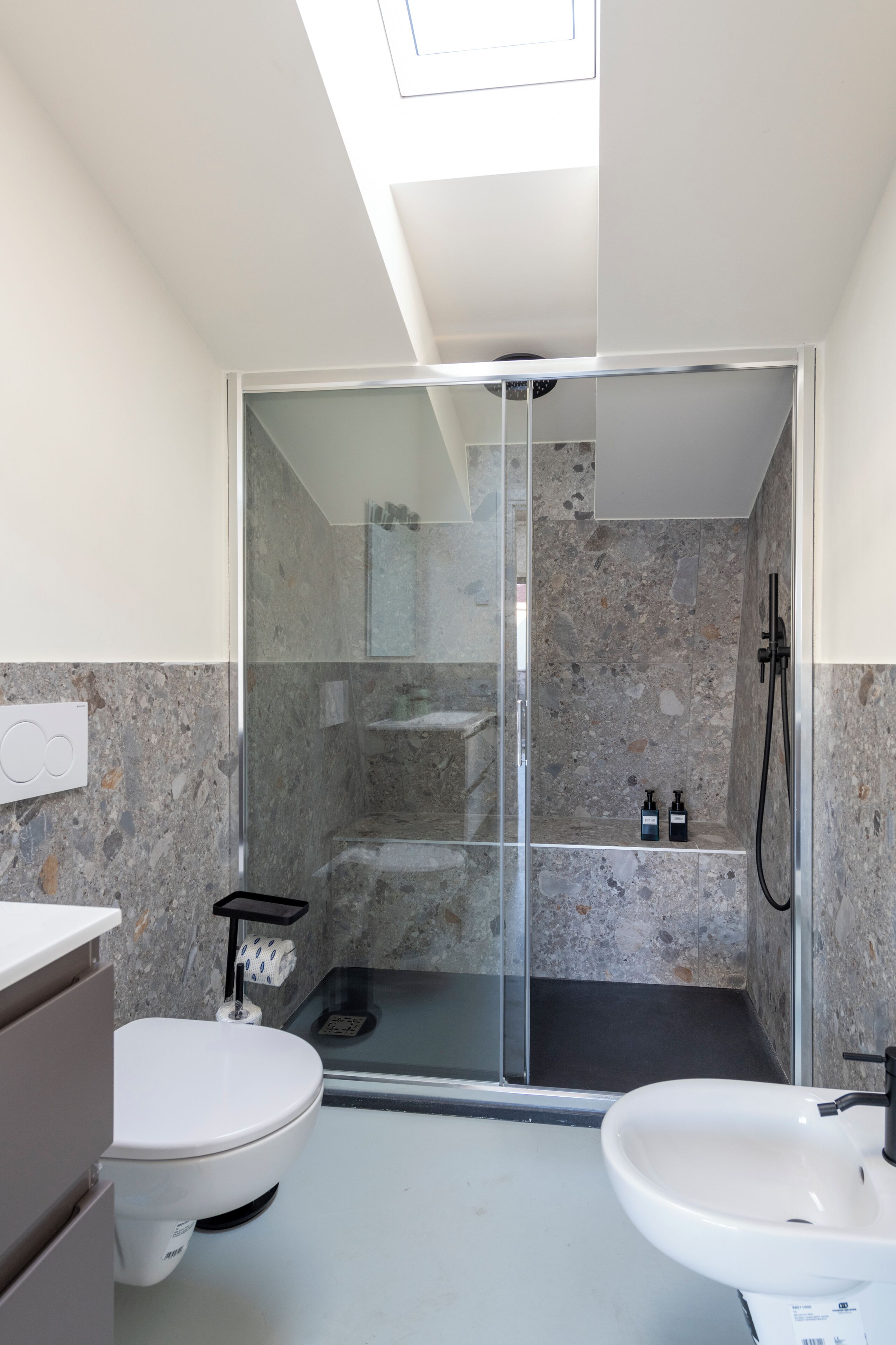 Luxury Apartment | Bathroom | Shower, free toiletries, hair dryer, bidet