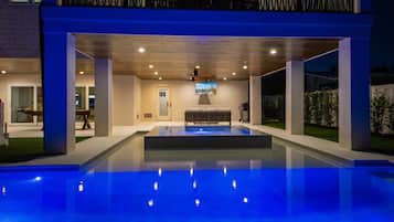 Una piscina al aire libre, una piscina climatizada