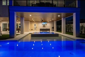 Alberca al aire libre y alberca climatizada