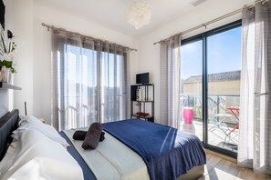 2 bedrooms, iron/ironing board, WiFi, bed sheets - T3 Cros De Cagnes Beachfront Apartment with Private Terrace, Wi-Fi & Air Conditioning (Cagnes-sur-Mer)