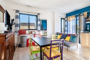 Dining - T3 Cros De Cagnes Beachfront Apartment with Private Terrace, Wi-Fi & Air Conditioning (Cagnes-sur-Mer)