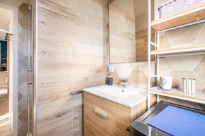 Shower, free toiletries, hair dryer, towels - T3 Cros De Cagnes Beachfront Apartment with Private Terrace, Wi-Fi & Air Conditioning (Cagnes-sur-Mer)