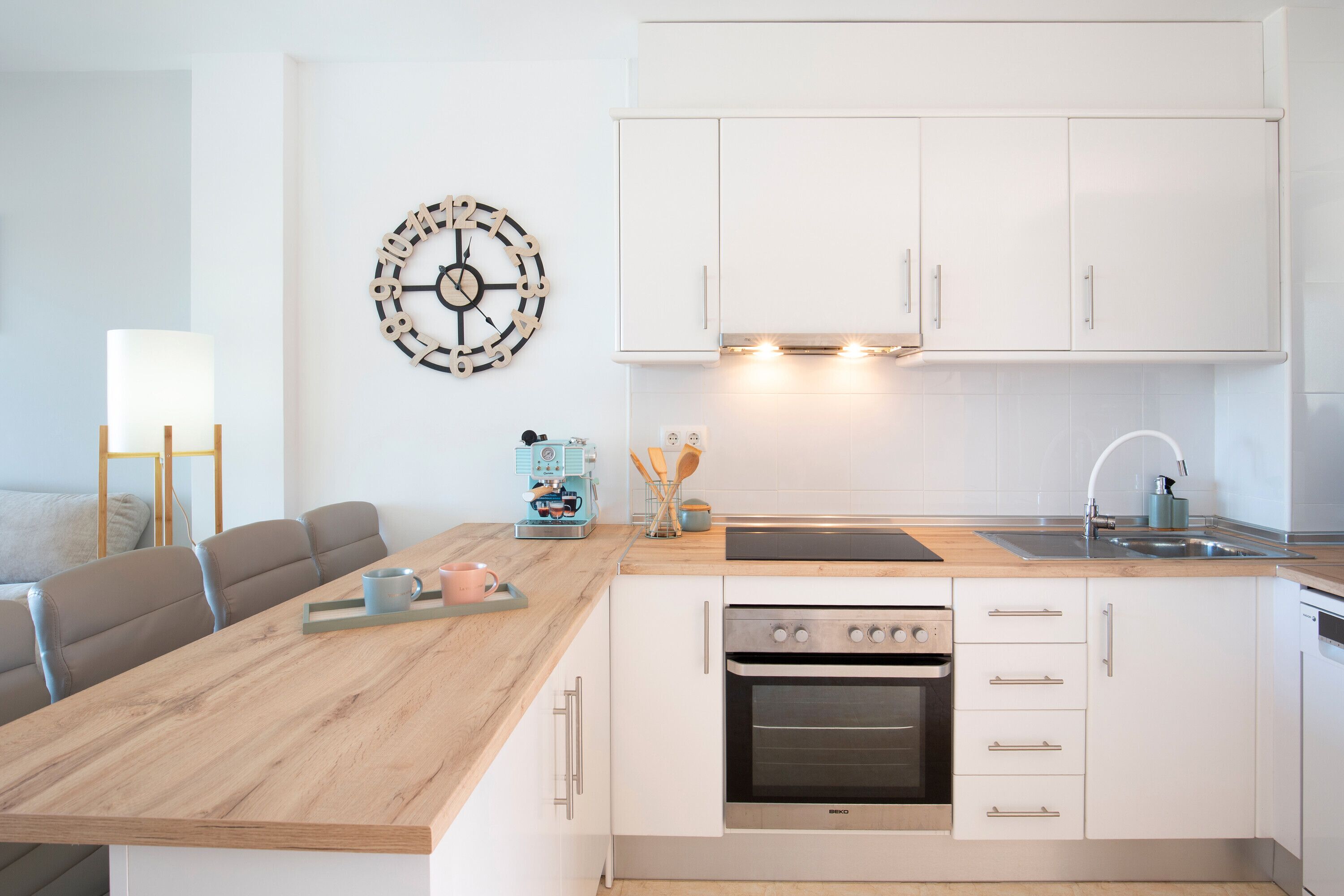 Frigorífico, microondas, horno y placa de cocina