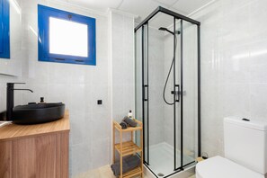 Chuveiro, secador de cabelo, toalhas de banho 