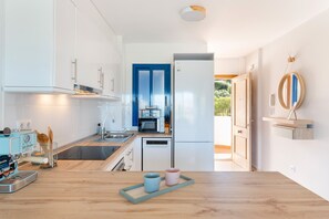 Fridge, microwave, oven, stovetop