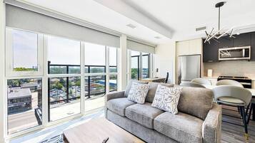 ๋น์ฆ๋์ค ์ํํธ, ์นจ์ค 3๊ฐ, ๊ธ์ฐ | ๊ฑฐ์ค ๊ณต๊ฐ | ๋์งํธ ์ฑ๋ ์์ฒญ์ด ๊ฐ๋ฅํ 50์ธ์น ์ค๋งํธ TV