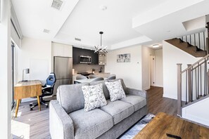 Lägenhet Business - 3 sovrum - icke-rökare | Vardagsrum | 50-tums smart-tv med digitalkanaler