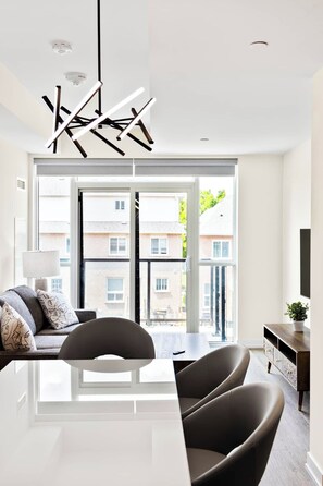 Family dining - Contemporary Stays in the Heart of the Stockyards (Toronto)