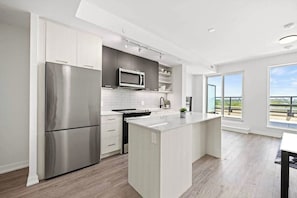 Club Apartment, 3 Bedrooms, Non Smoking | Private kitchen | Fridge, microwave, oven, dishwasher