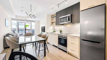 Casa de ciudad, para no fumadores, vista a la ciudad | Cocina privada | Refrigerador, microondas, horno y lavavajillas