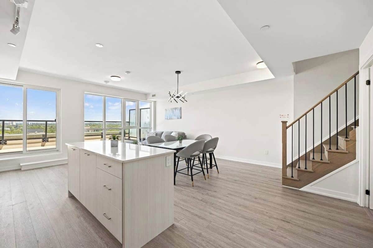 Club-Apartment, 3 Schlafzimmer, Nichtraucher | Wohnbereich | 50-Zoll-Smart-TV mit Digitalempfang