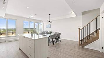 ํด๋ฝ ์ํํธ, ์นจ์ค 3๊ฐ, ๊ธ์ฐ | ๊ฑฐ์ค ๊ณต๊ฐ | ๋์งํธ ์ฑ๋ ์์ฒญ์ด ๊ฐ๋ฅํ 50์ธ์น ์ค๋งํธ TV