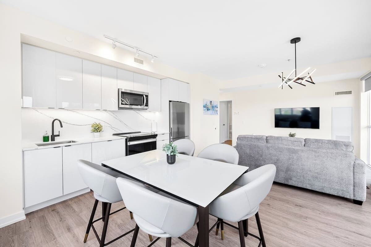 Suite Classique, plusieurs lits | Coin séjour | TV connectée de 50 pouces avec chaînes numériques