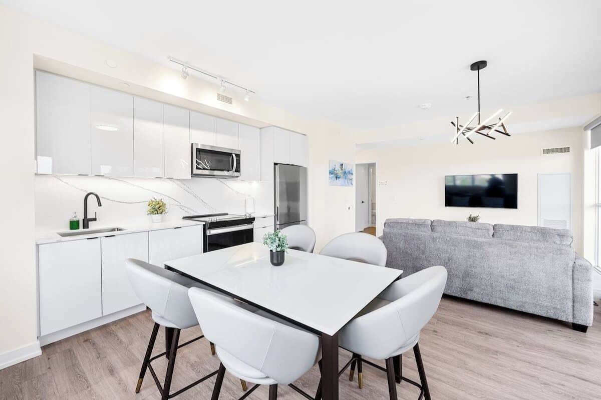 Suite classique, Plusieurs lits | Aire de séjour | Téléviseur connecté de 50 po avec télévision numérique