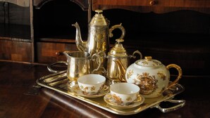 A tray with a tea set including a teapot, cups, and saucers. - Suite Seta (Castelvetro di Modena)