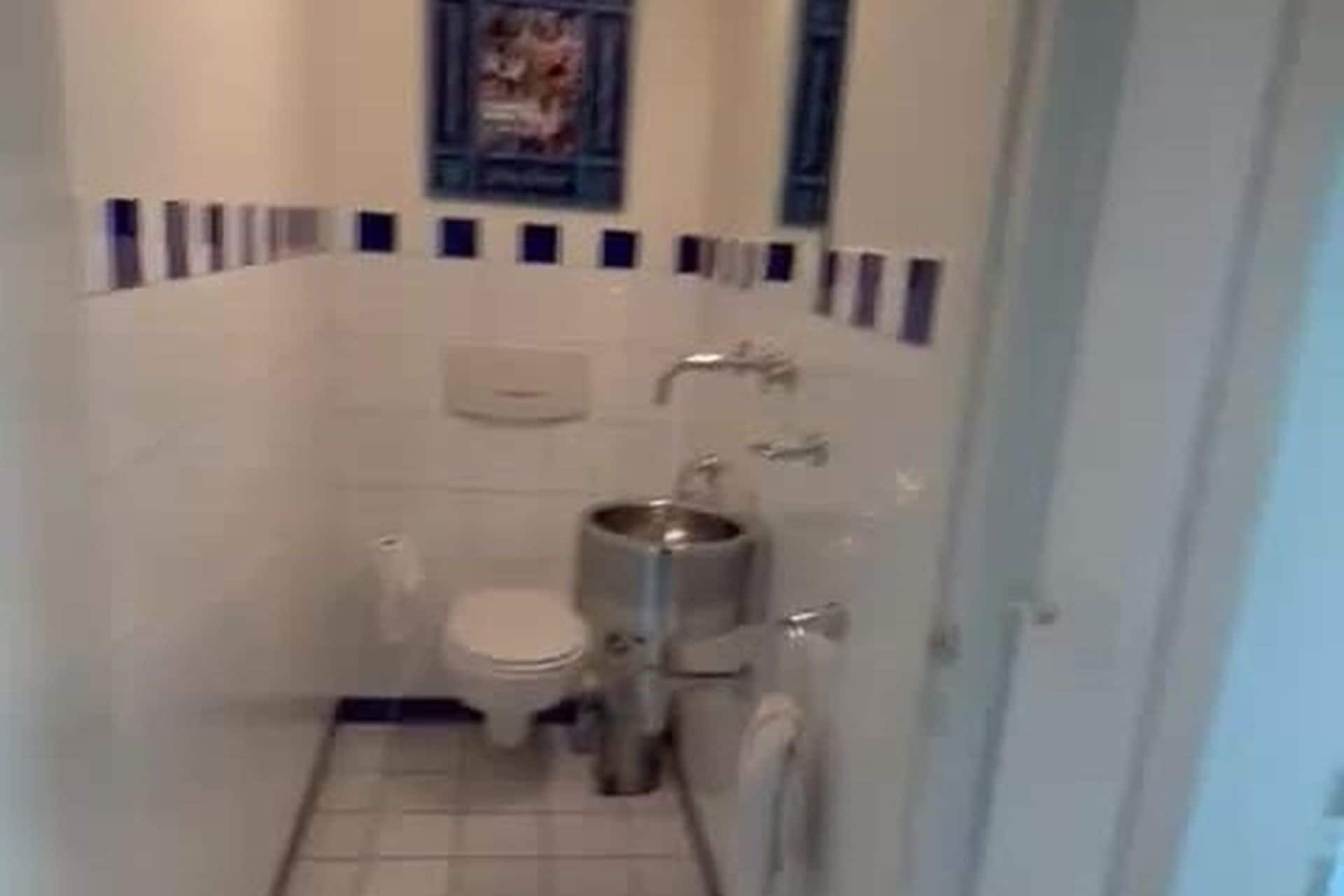 Sèche-cheveux, serviettes fournies, savon, papier toilette