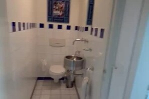 مجففات شعر، مناشف، صابون، ورق حمّام