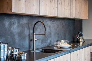 Frigorifero, forno, piano cottura, lavastoviglie