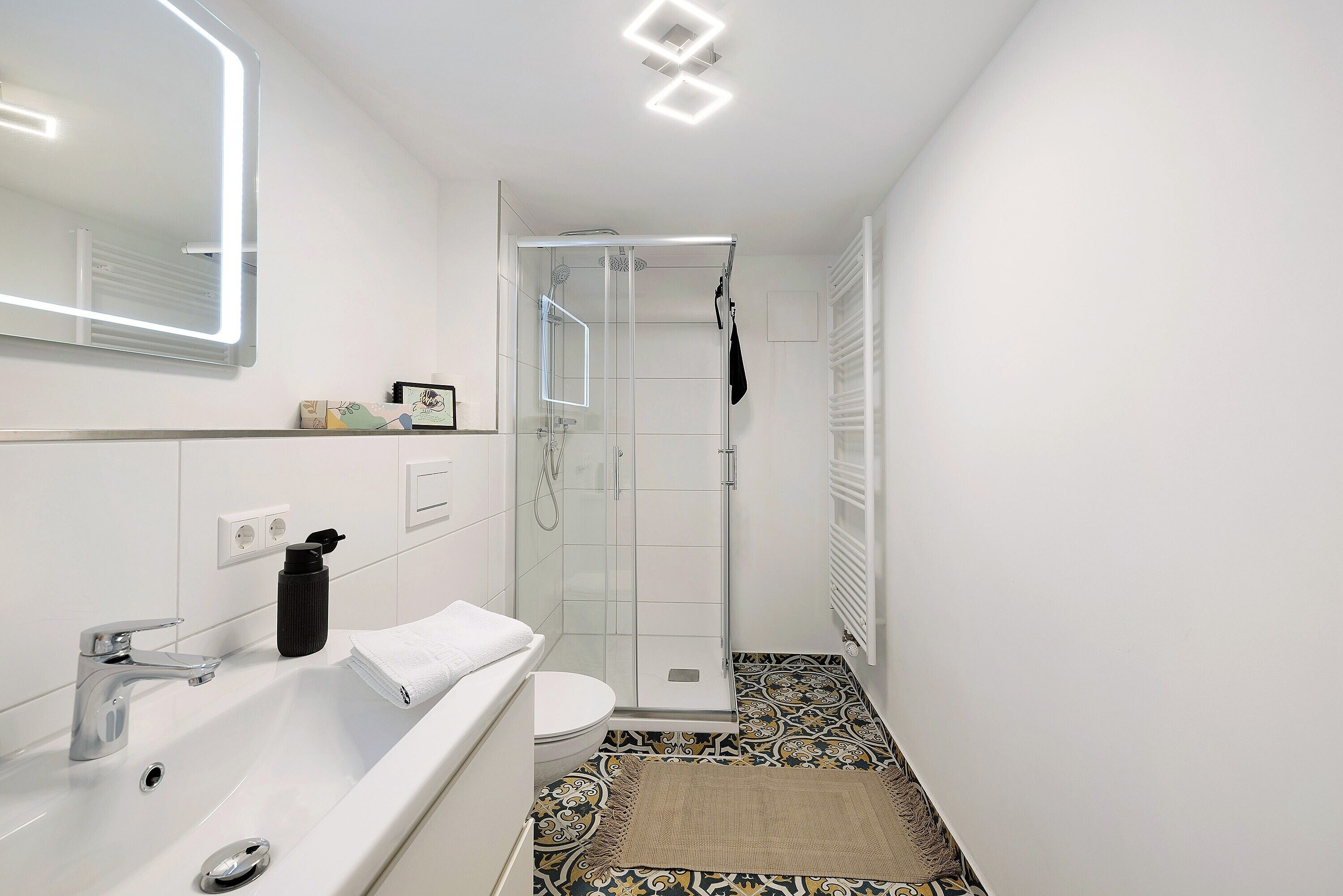 Dusche, kostenlose Toilettenartikel, Haartrockner, Handtücher