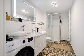 Dusche, kostenlose Toilettenartikel, Haartrockner, Handtücher