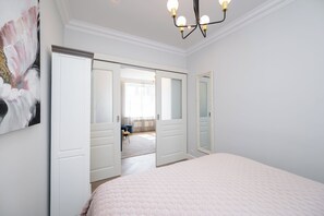 2 عدّة غرف نوم ومكواة/لوح كي وواي فاي وملاءات أسرّة