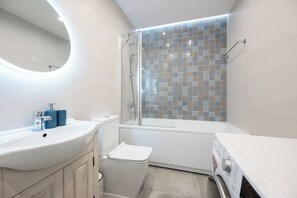 Séchoir à cheveux, serviettes fournies, savon, papier de toilette