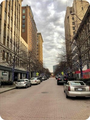 Third-party on-site parking - Luxurious 11th-Story Condo in the heart of Grand Rapids (Grand Rapids)