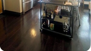 Une cuisine moderne dotée d’appareils électroménagers en acier inoxydable, d’un îlot central avec des tabourets de bar et d’un coin repas agrémenté d’une grande fenêtre.