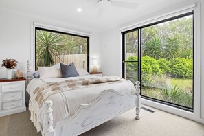 4 slaapkamers, een bureau, een strijkplank/strijkijzer, wifi