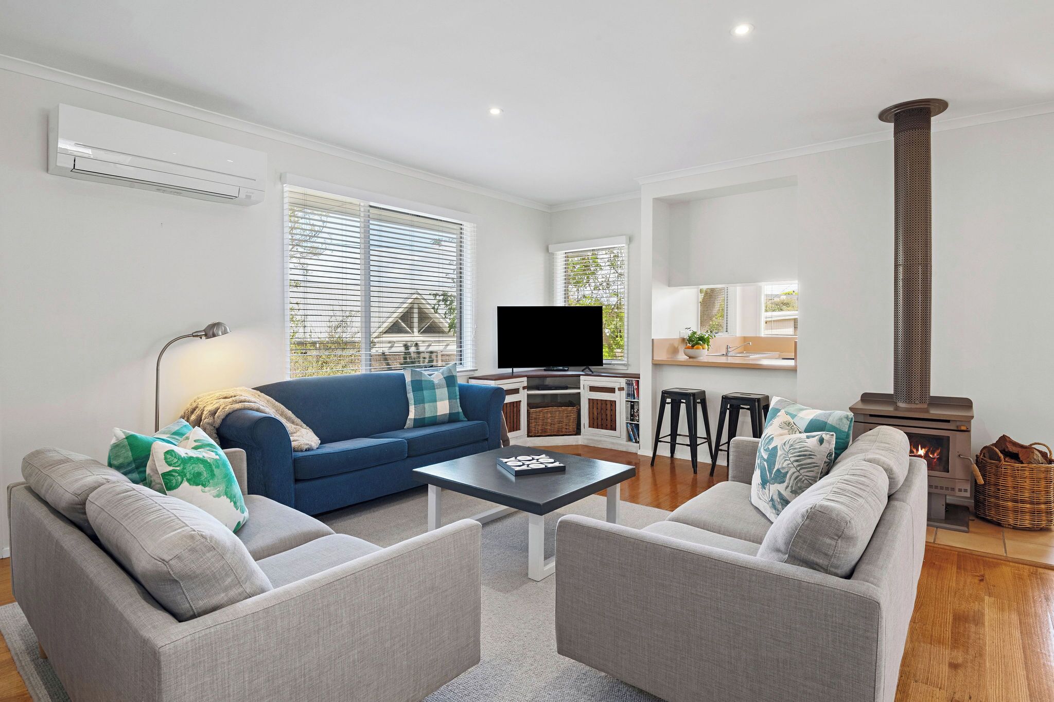 Smart-TV, Kamin, Tischtennisplatte, Bücher