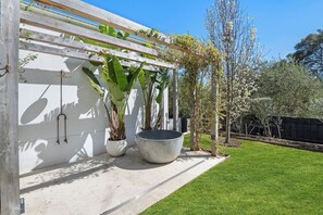 المنطقة المحيطة بالمنشأة