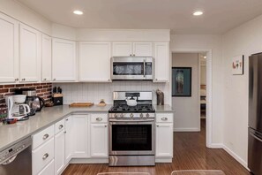 Fridge, microwave, oven, stovetop - Anchorage City Haven | 3BR (Anchorage)