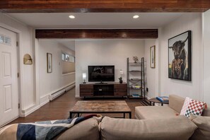 TV - Anchorage City Haven | 3BR (Anchorage)